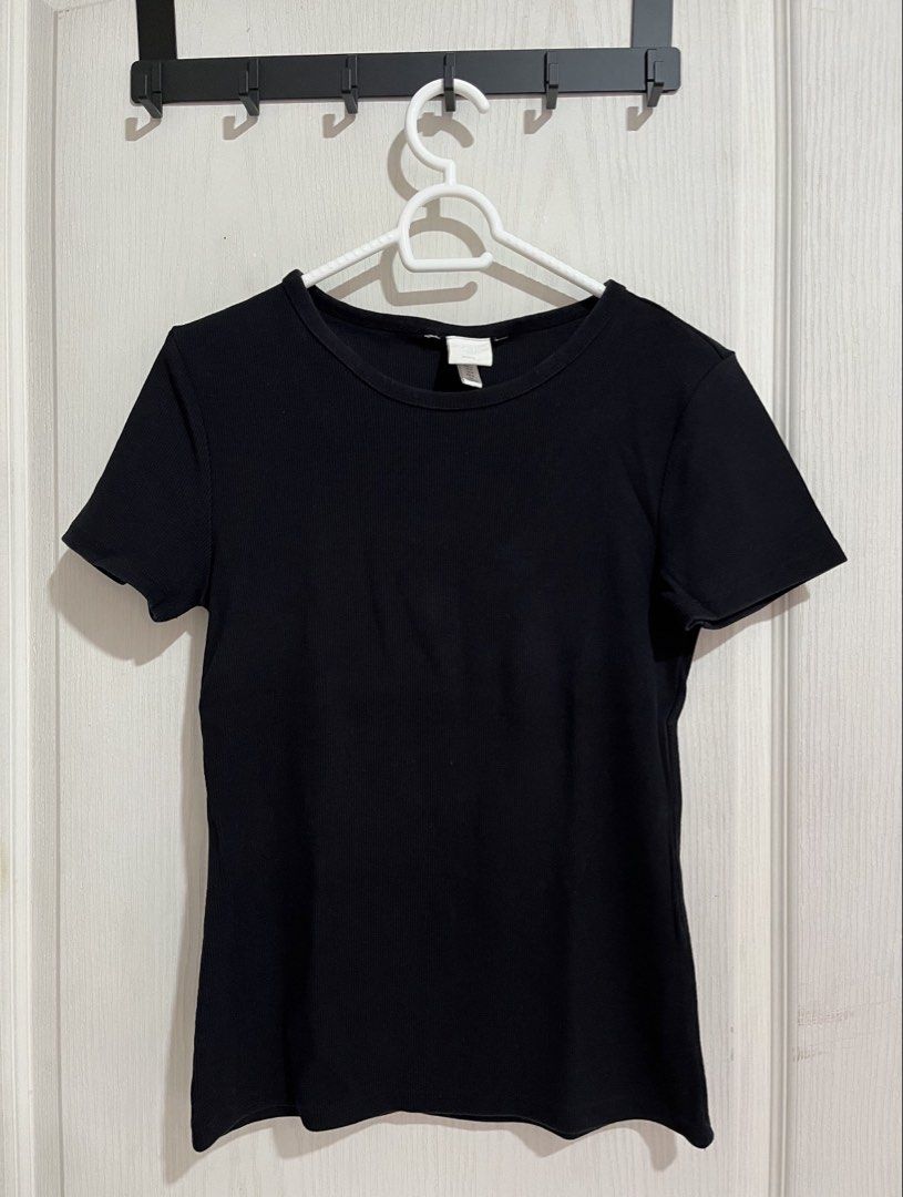 H&M Blacked Ribbed Tee (Category: Shirts) located in Manila. Submitted by daphnnnnne (Listing ID 1470459746, Image 1). Description: Item just needs washing. 📍Pasay 🚚 Lalamove, Grab.