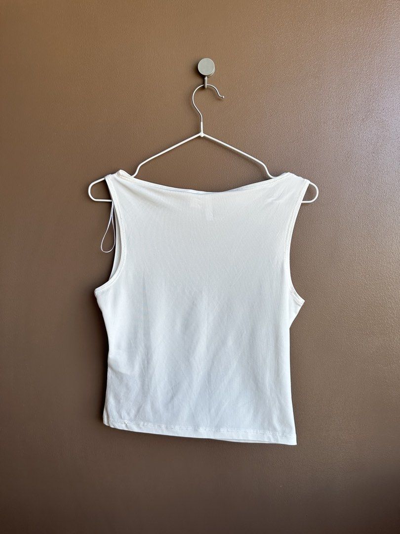 H&M boat-neck vest top (Category: Sleeveless) located in Pasig City. Submitted by afterglowpreloved (Listing ID 1470460236, Image 2). Description: .
