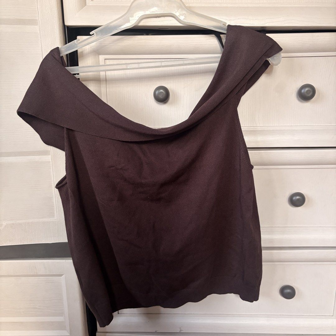 H&M Brown Knit Top with Front Tie (Category: Blouses) located in Makati City. Submitted by iu__00 (Listing ID 1470444721, Image 3). Description: - Brand: H&M - Size: Large - Color: Dark chocolate brown - Material: Stretchy ribbed knit - Design: Off-the-shoulder neckline with folded collar and cute front tie accent - Condition: Great piece, easy to style up or down.
