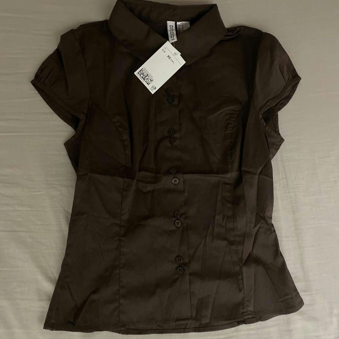 H&M Brown Short Sleeve Button Up Collared Shirt (Category: Shirts) located in Davao. Submitted by hercloset.dvo (Listing ID 1470471885, Image 1). Description: OG price is ₱799.