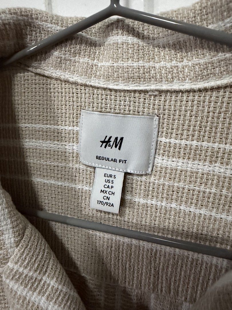 H&M Button Down Shirt (original) (Category: Tshirts & Polo Shirts ) located in Quezon City. Submitted by trias_maxxx (Listing ID 1470378784, Image 2). Description: original H&M button down polo rfs: decluttering size: small; regular fit color: beige and white .