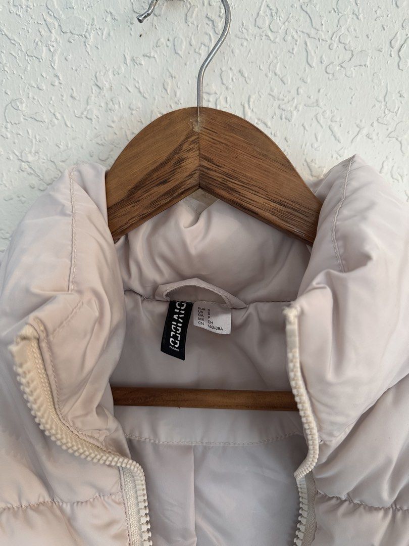 H&M Cropped Puffer Jacket (Category: Coats, Jackets and Outerwear) located in Makati City. Submitted by piasab_ (Listing ID 1470415856, Image 2). Description: size small super cute for winter!.