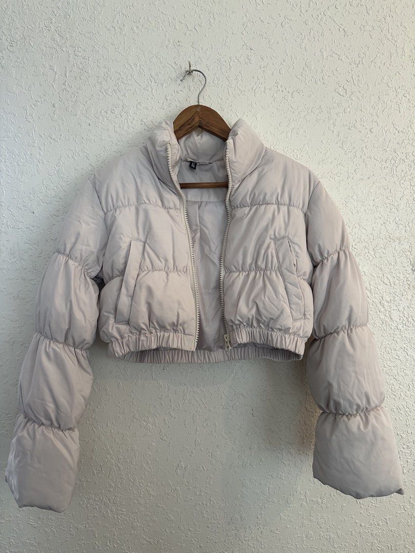 H&M Cropped Puffer Jacket (Category: Coats, Jackets and Outerwear) located in Makati City. Submitted by piasab_ (Listing ID 1470415856, Image 1). Description: size small super cute for winter!.