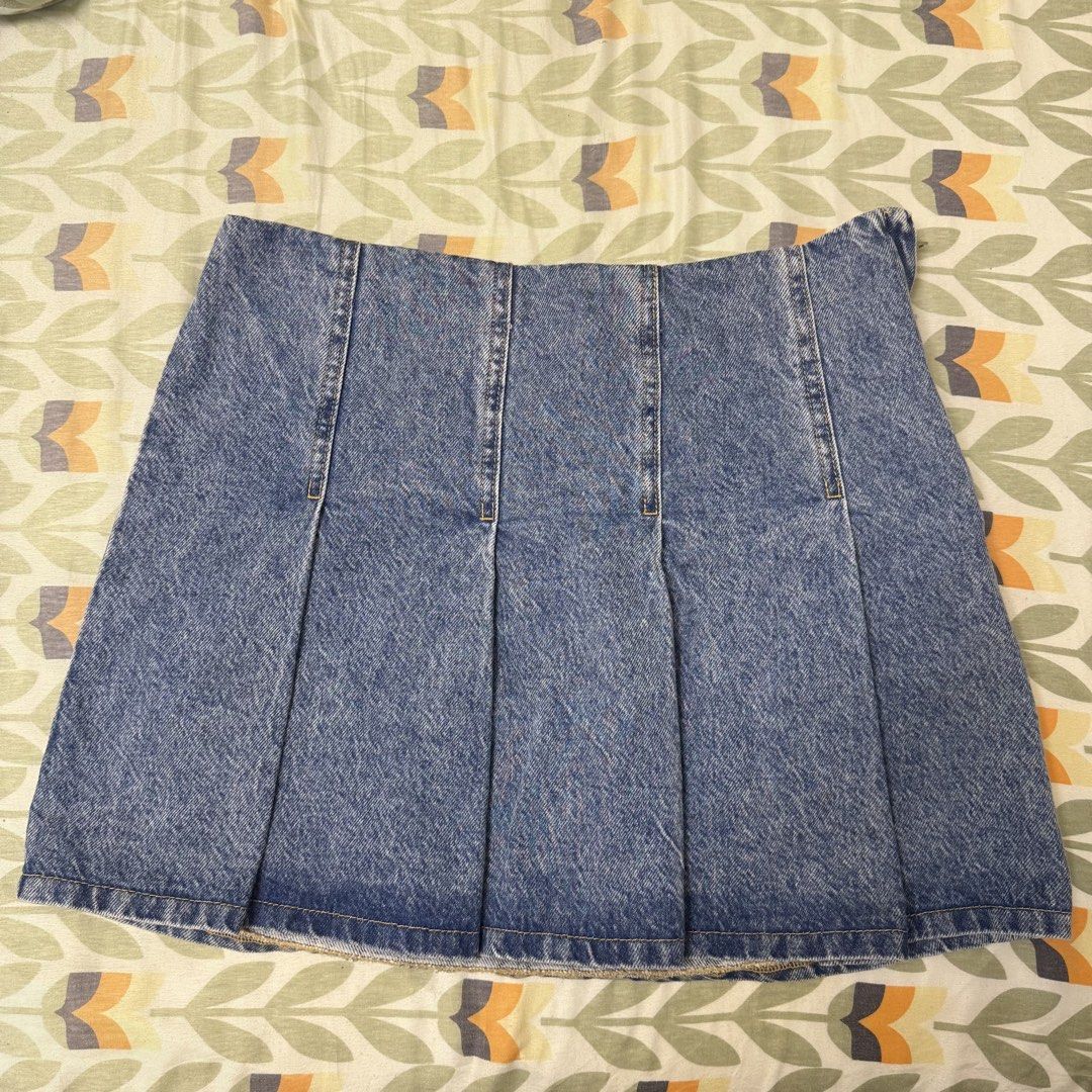 H&M Denim Blue Pleated Skirt (Category: Skirts) located in Manila. Submitted by centipeetles (Listing ID 1470542907, Image 1). Description: never used. wrong size.