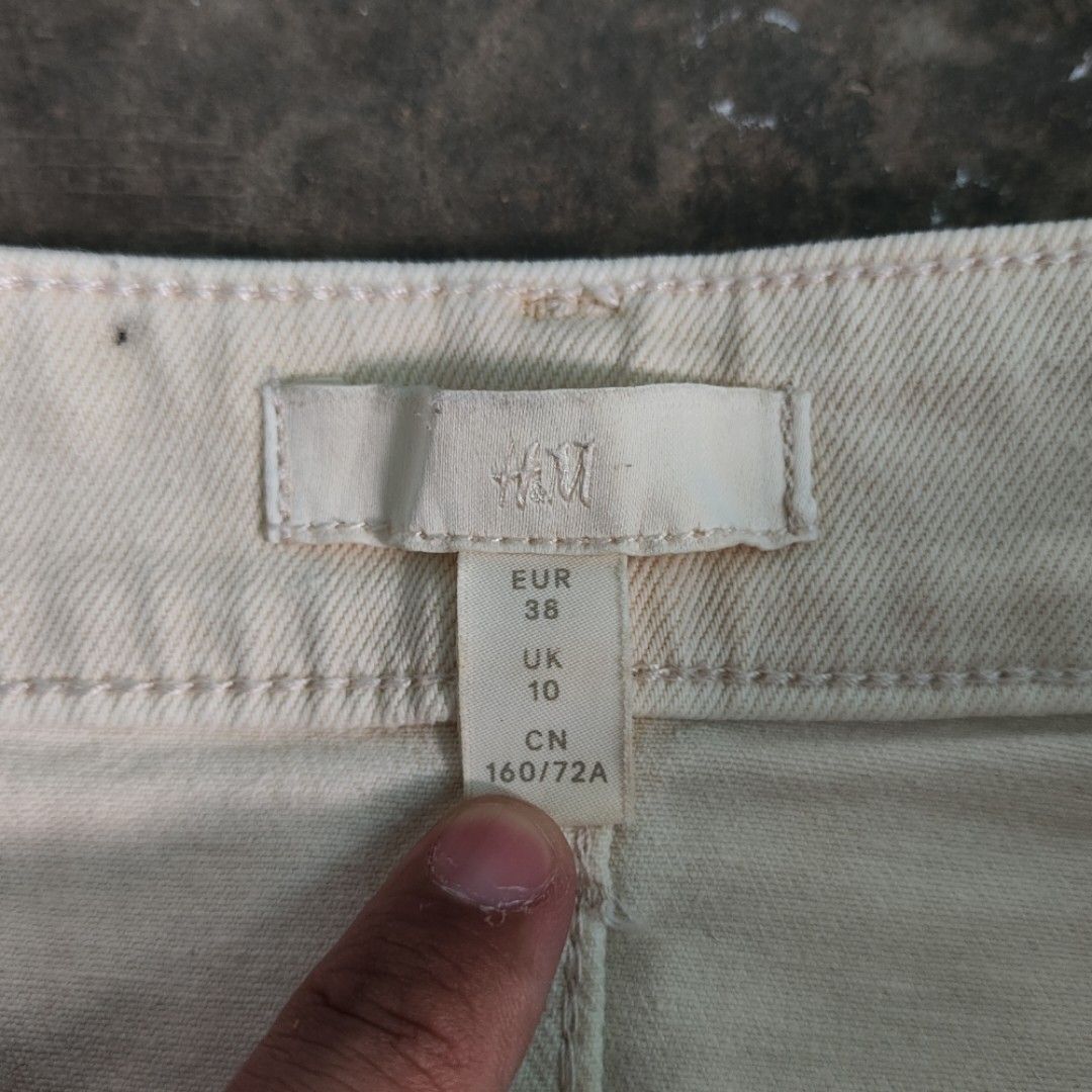 H&M Denim Shorts (Category: Shorts) located in Rosales. Submitted by kudoscache (Listing ID 1470430484, Image 2). Description: - Brand: H&M - Waist: 29-32 | Length: 18.5 - Color: Khaki / Beige - slightly nego payment: maribank / gotyme courier: J&T.