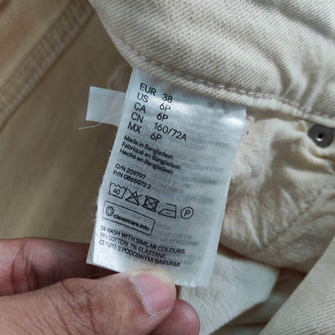H&M Denim Shorts (Category: Shorts) located in Rosales. Submitted by kudoscache (Listing ID 1470430484, Image 3). Description: - Brand: H&M - Waist: 29-32 | Length: 18.5 - Color: Khaki / Beige - slightly nego payment: maribank / gotyme courier: J&T.