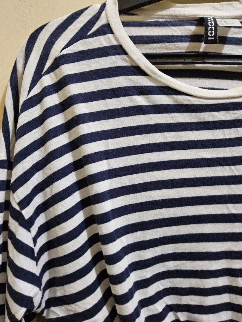 H&M Divided Cropped Navy Striped Longsleeved Top (Category: Longsleeves) located in Taguig. Submitted by ynascorner_ (Listing ID 1470367039, Image 3). Description: h&m divided cropped striped top ⭐️ • size: medium | fits up to large bodyframe • nice fabric, soft, and comfortable for more details, send me a chat 🍎.