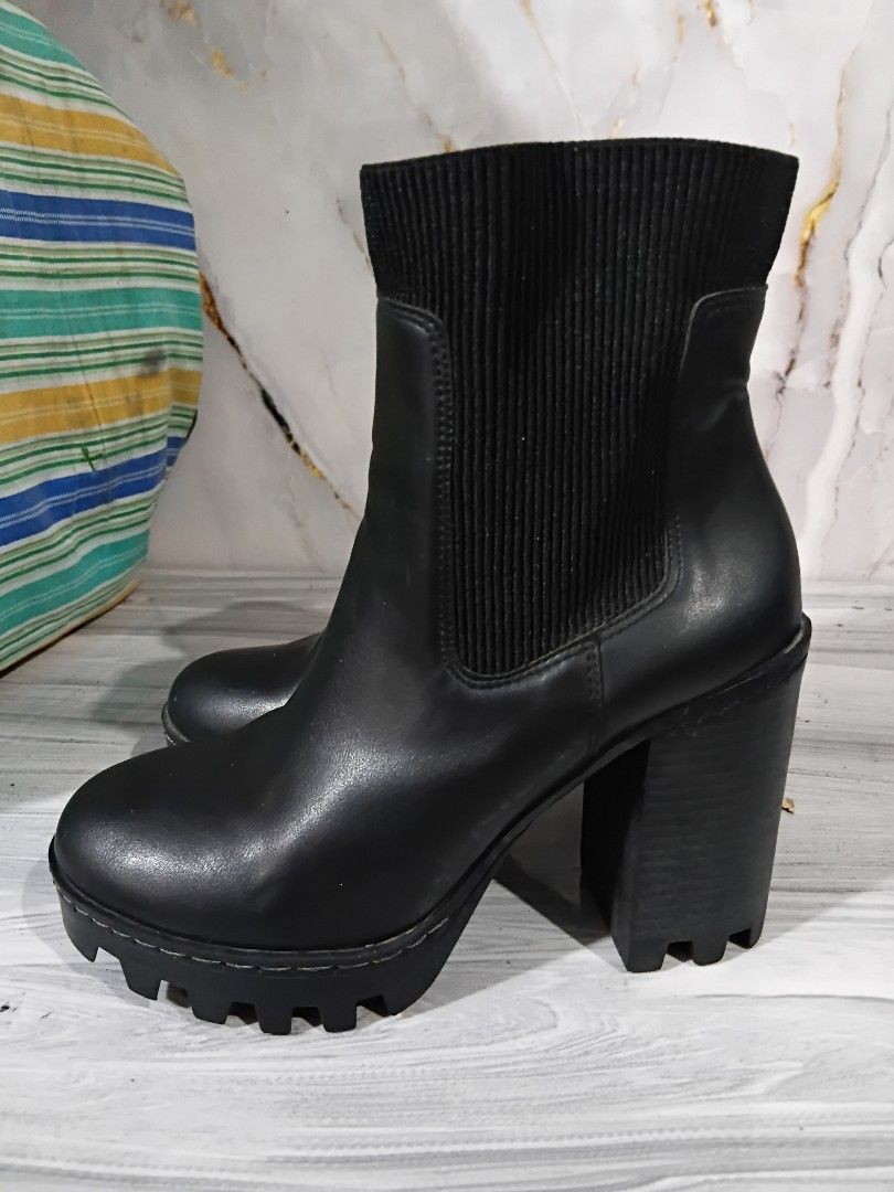 HM DIVIDED LEATHER BOOTS SIZE 6 WOMEN (Category: Boots) located in General Mariano Alvarez. Submitted by adonid (Listing ID 1470440067, Image 3). Description: HM DIVIDED LEATHER BOOTS LUG SHOES SIZE 6 WOMEN SIGN OF USAGE LOC. GMA CAVITE PHP 700.