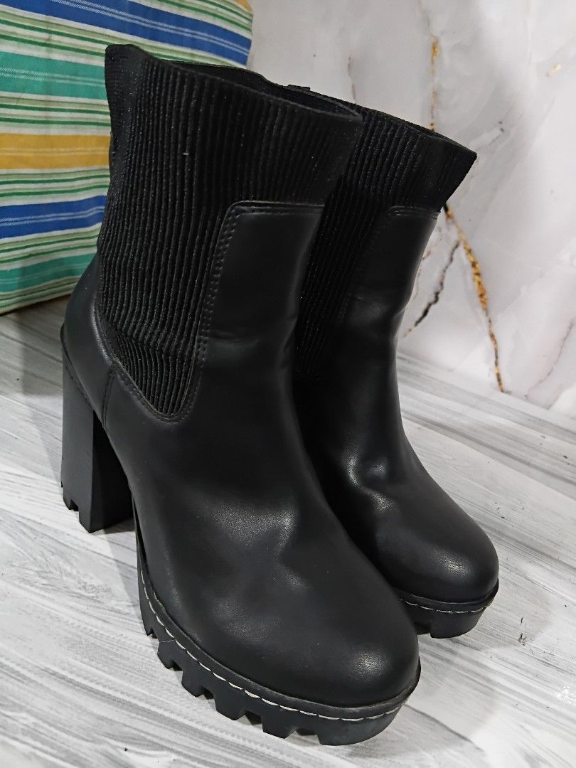 HM DIVIDED LEATHER BOOTS SIZE 6 WOMEN (Category: Boots) located in General Mariano Alvarez. Submitted by adonid (Listing ID 1470440067, Image 2). Description: HM DIVIDED LEATHER BOOTS LUG SHOES SIZE 6 WOMEN SIGN OF USAGE LOC. GMA CAVITE PHP 700.