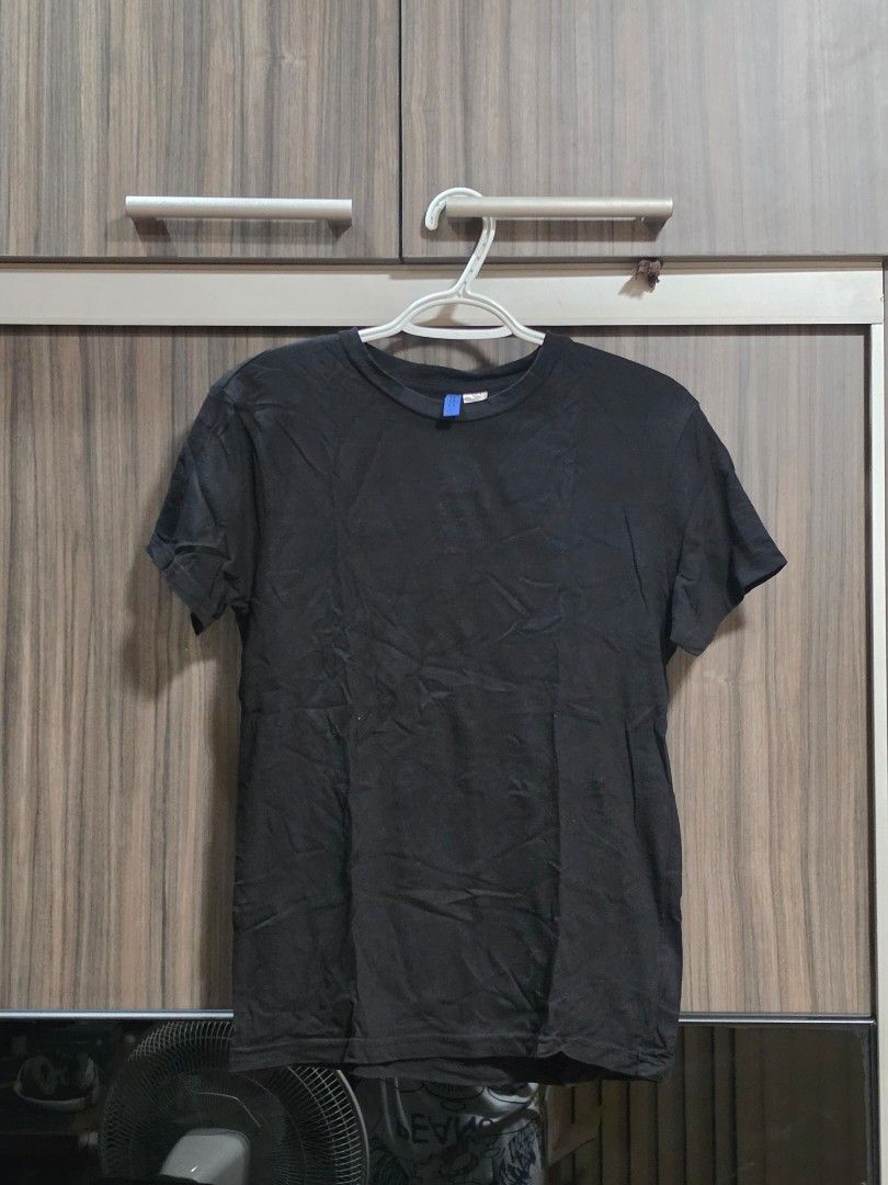 H&M Divided Plain Black T Shirt (Category: Tshirts & Polo Shirts ) located in Quezon City. Submitted by snowflakes.specials (Listing ID 1470513506, Image 1). Description: Size XS Used a few times RFS: Decluttering.