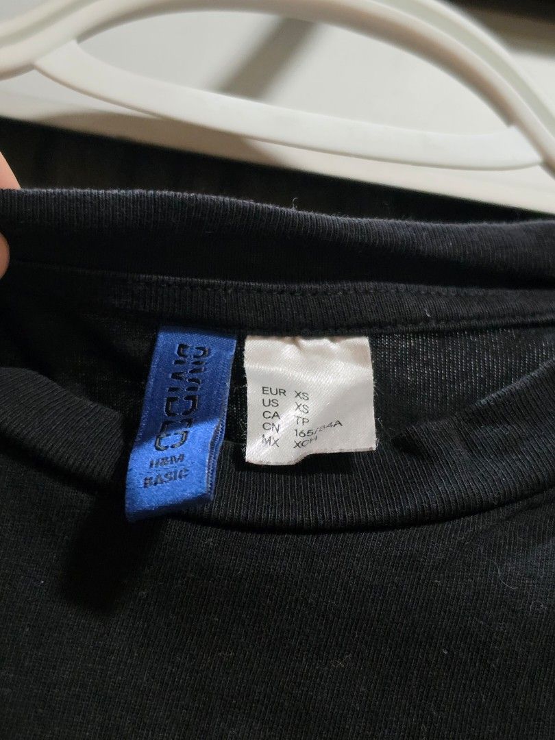 H&M Divided Plain Black T Shirt (Category: Tshirts & Polo Shirts ) located in Quezon City. Submitted by snowflakes.specials (Listing ID 1470513506, Image 2). Description: Size XS Used a few times RFS: Decluttering.