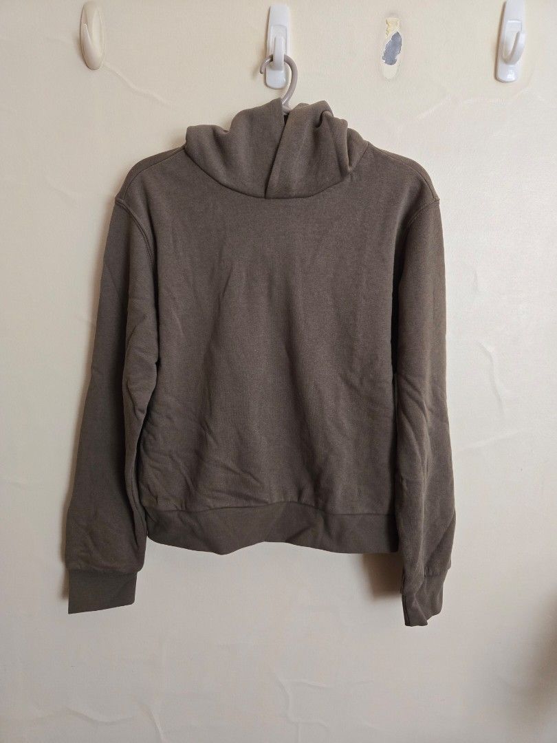 H&M Fleece jacket women (Category: Coats, Jackets and Outerwear) located in Manila. Submitted by chocomoose (Listing ID 1470383020, Image 3). Description: Size XS but will fit S H&M VERY GOOD CONDITION. Used once Color is olive green Warm ito kasi may fleece sa loob..
