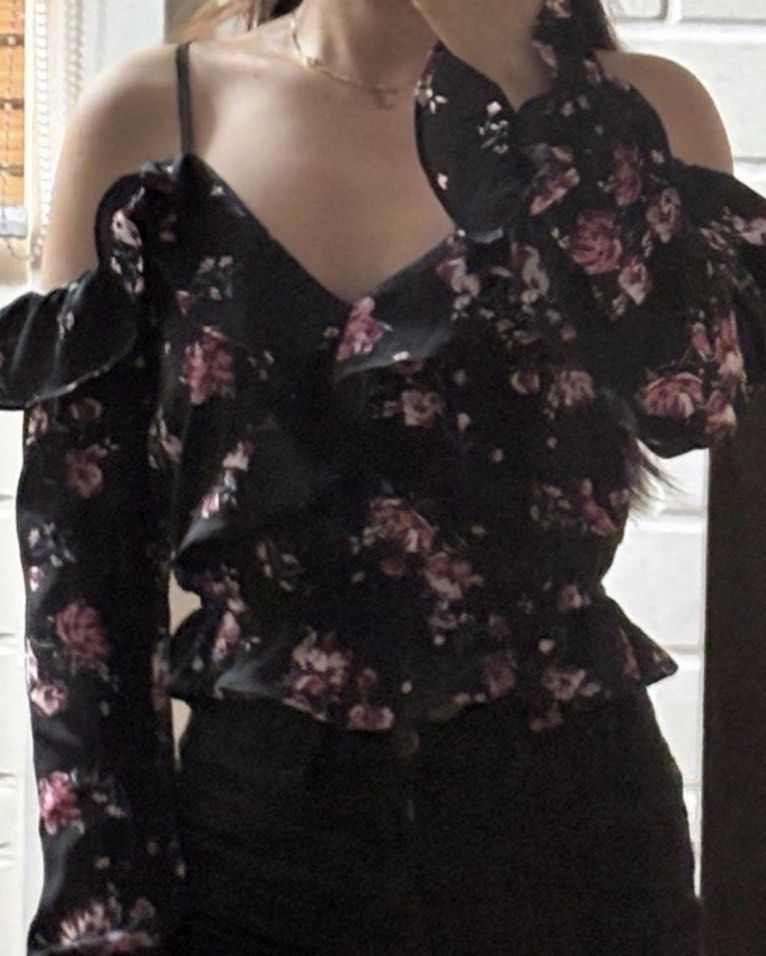 H&M Floral Off Shoulder Ruffled Top (Category: Sleeveless) located in Binan City. Submitted by mypreloved_haul (Listing ID 1470367804, Image 1). Description: Fits xxs to xs, last price posted!.