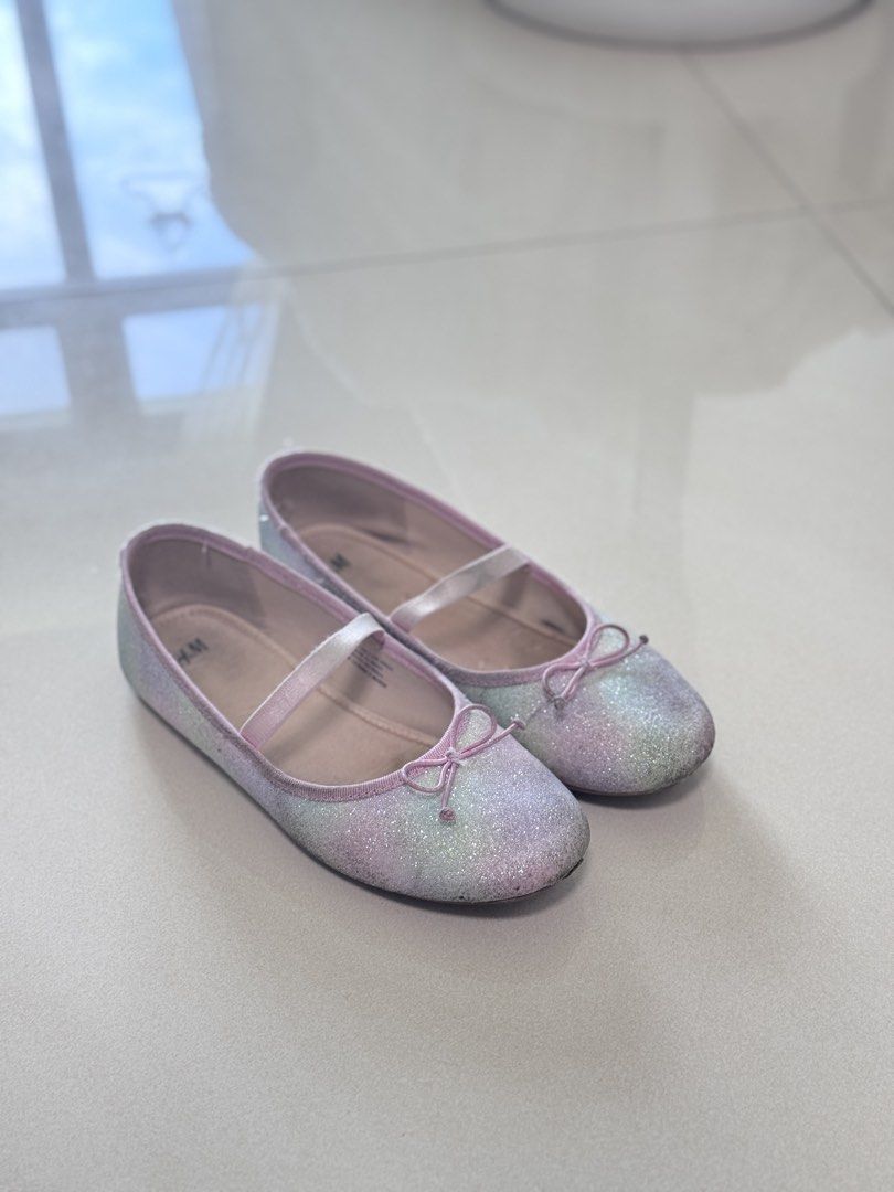 H&M Glitter Pink Ballet Flats US2 (Category: Babies & Kids Fashion) located in Quezon City. Submitted by mawialvarado (Listing ID 1470420688, Image 1). Description: H&M Ballerina Flats Kids Pink Glitter - Used in good condition - No flaws, just needs cleaning - Size 33 EU, US 2.