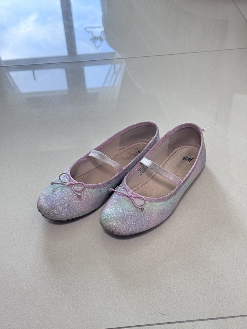 H&M Glitter Pink Ballet Flats US2 (Category: Babies & Kids Fashion) located in Quezon City. Submitted by mawialvarado (Listing ID 1470420688, Image 2). Description: H&M Ballerina Flats Kids Pink Glitter - Used in good condition - No flaws, just needs cleaning - Size 33 EU, US 2.