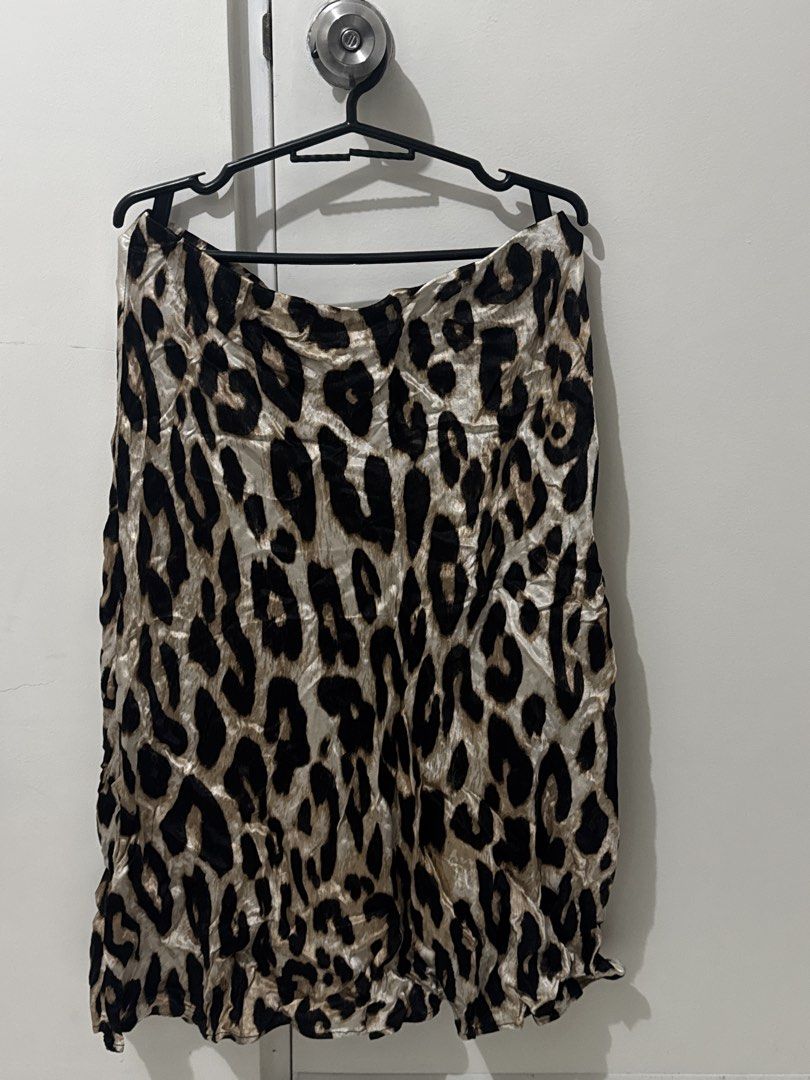 H&M Leopard Print Viscose Midi Skirt (Category: Skirts) located in San Fernando. Submitted by iliwys00 (Listing ID 1470527944, Image 1). Description: not thrifted, needs steaming for sure LOL.