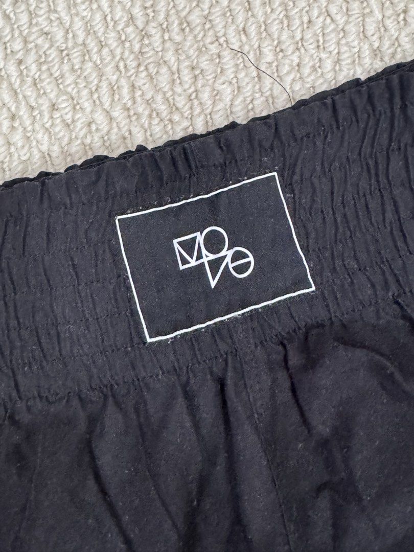 H&M Move Black Athletic Shorts XL (Category: Shorts) located in Valenzuela. Submitted by crabncorn (Listing ID 1470352024, Image 2). Description: - Brand: H&M Move - Color: Black - Size: XL (Standard men's sizing) - Material: Lightweight fabric - Features: Elastic waistband with printed logo detail on the back - Condition: Clean inside and out, ready for quick shipping - Ideal for: Workouts, sports, or casual lounging.