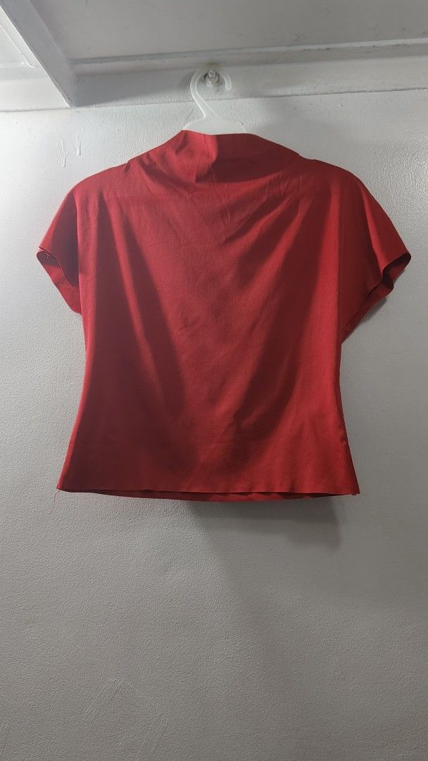 H&M Red Short Sleeve Top Size M (Category: Blouses) located in Makati City. Submitted by beedg (Listing ID 1470399574, Image 2). Description: - Brand: H&M - Color: Vibrant bright red - Style: Short sleeve top with mock neck and clean stitching - Size: Medium (EUR M, US M, 170/96A) - Condition: Clean, excellent, ready to wear - Perfect as an everyday basic or for layering.