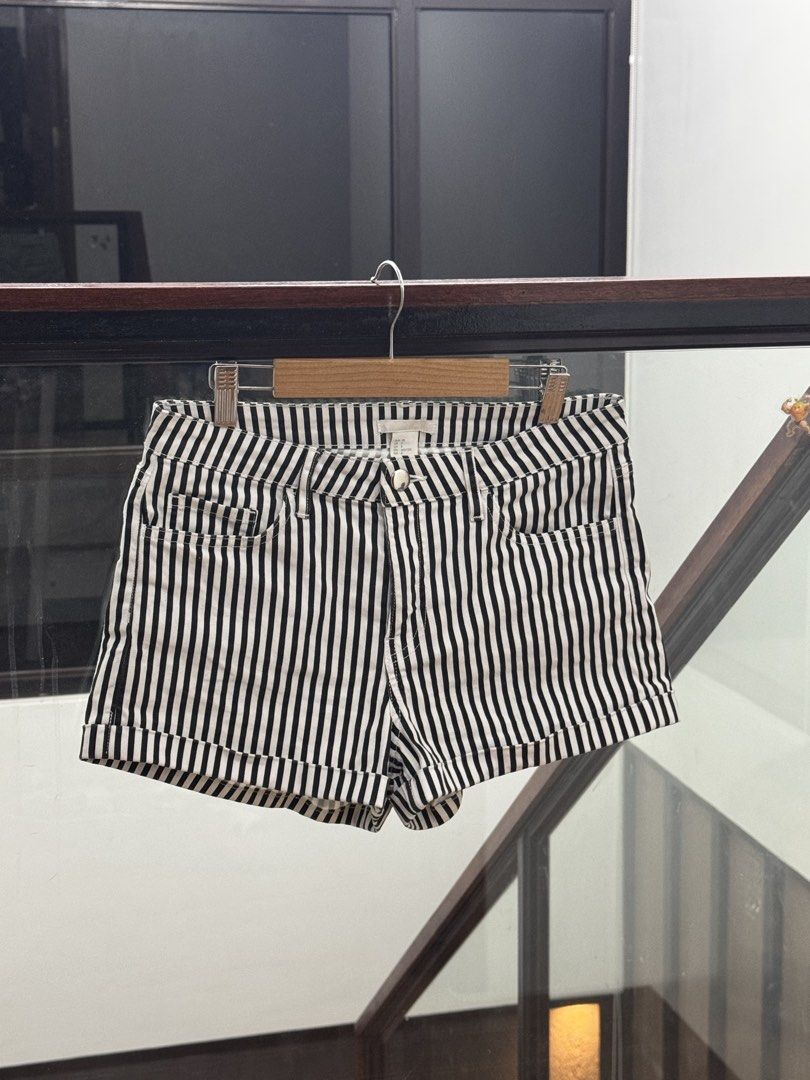 H&M short 28-30 size 550 for 2 (Category: Shorts) located in Rizal. Submitted by mharieshine (Listing ID 1470452707, Image 2). Description: - Brand: H&M - Quantity: Set of 2 pairs - Designs: 1 solid pink pair, 1 black and white vertical striped pair - Fit: Mid-rise with cuffed hems and front button closures - Features: Functional front and back pockets - Material: Comfortable cotton blend with a bit of stretch - Condition: Excellent, clean, and r
