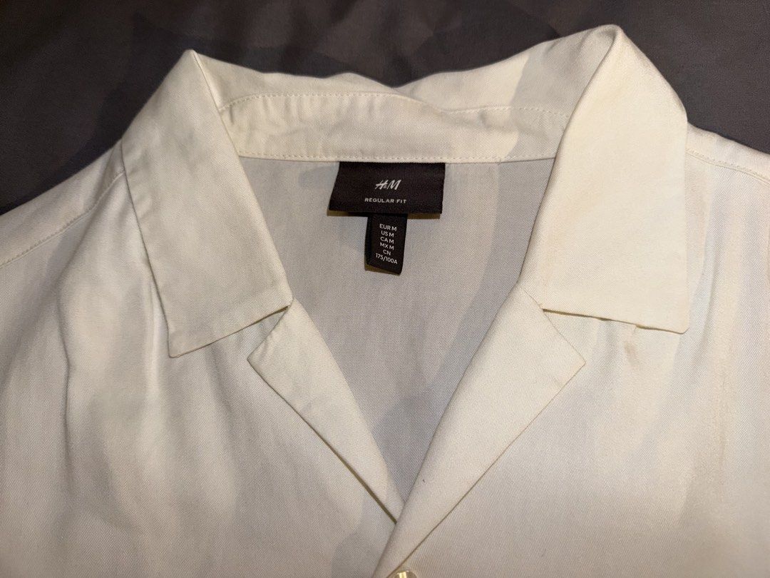 H&M Short Sleeve Polo (Category: Tshirts & Polo Shirts ) located in Taguig. Submitted by j.lax. (Listing ID 1470518558, Image 2). Description: - Brand: H&M - Color: Classic White - Size: Medium (Regular Fit).