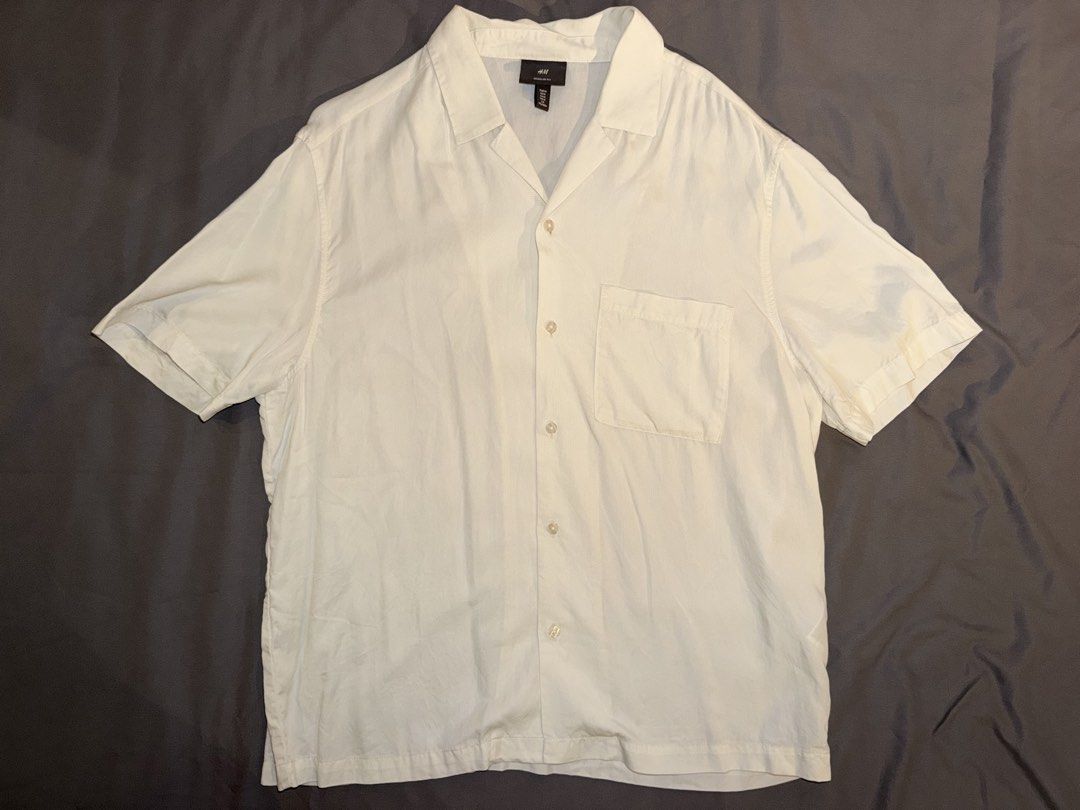 H&M Short Sleeve Polo (Category: Tshirts & Polo Shirts ) located in Taguig. Submitted by j.lax. (Listing ID 1470518558, Image 1). Description: - Brand: H&M - Color: Classic White - Size: Medium (Regular Fit).