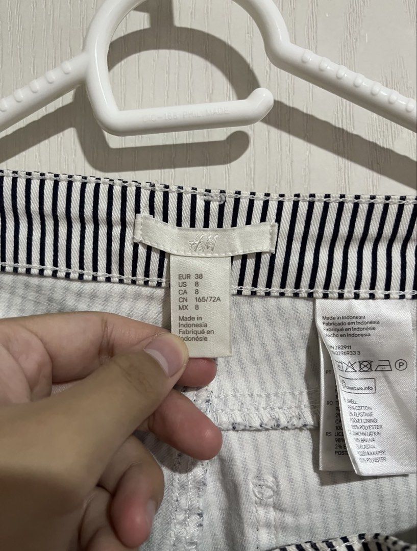 H&M Striped Shorts (Category: Shorts) located in Manila. Submitted by daphnnnnne (Listing ID 1470459332, Image 2). Description: Item just needs washing. 📍Pasay 🚚 Lalamove, Grab.