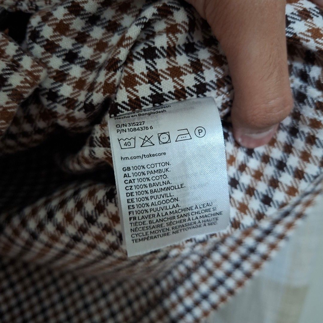 H&M Twill Checked Zip-up Jacket with Corduroy Collar (Category: Coats, Jackets and Outerwear) located in Cainta. Submitted by kapatidnibrother (Listing ID 1470540349, Image 3). Description: H&M Twill Checked Zip-up Jacket with Corduroy Collar Size Medium on tag (fit to large) Dimes: W23 | L28 Color rate: 9.5 / 10 - heavy x thick fabric - pristine condition - complete tags - need wash - fav!.