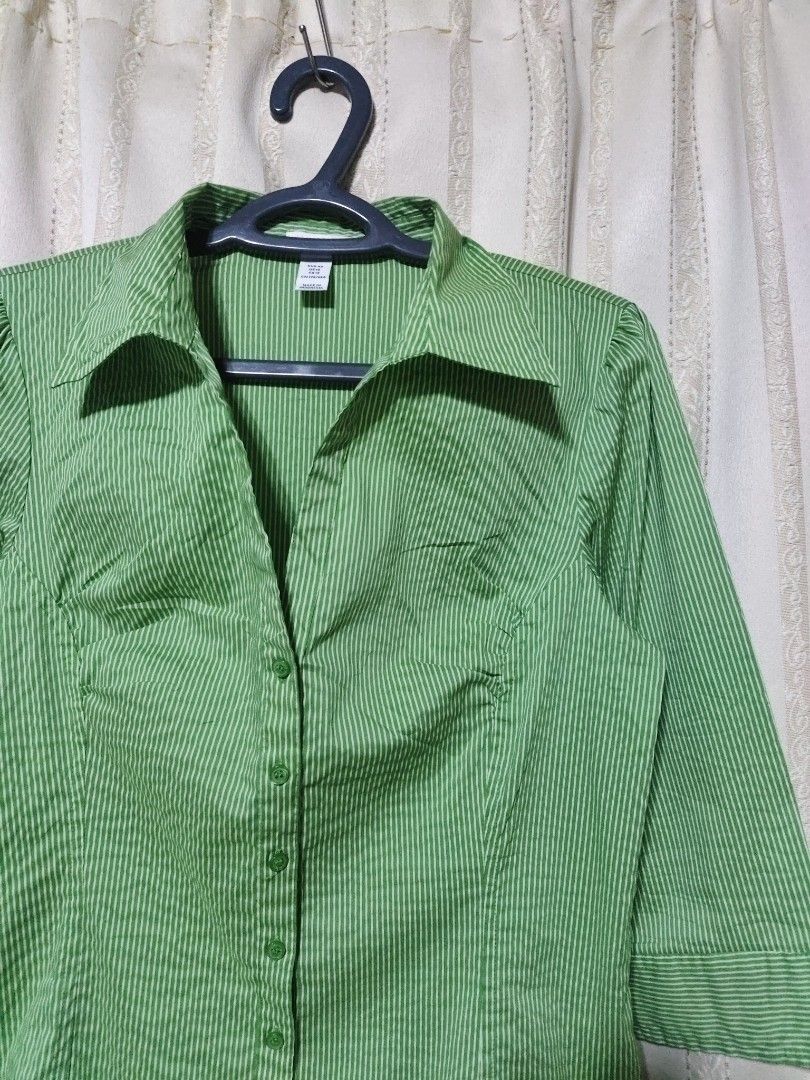 H&M Vibrant Green Pinstripe Blouse (Size Large) (Category: Blouses) located in Baguio. Submitted by pisces_beattidue23 (Listing ID 1470528556, Image 3). Description: H&M Vibrant Green Pinstripe Blouse (Size Large).