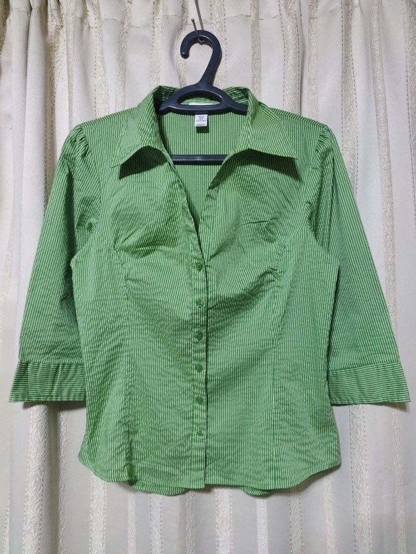 H&M Vibrant Green Pinstripe Blouse (Size Large) (Category: Blouses) located in Baguio. Submitted by pisces_beattidue23 (Listing ID 1470528556, Image 1). Description: H&M Vibrant Green Pinstripe Blouse (Size Large).