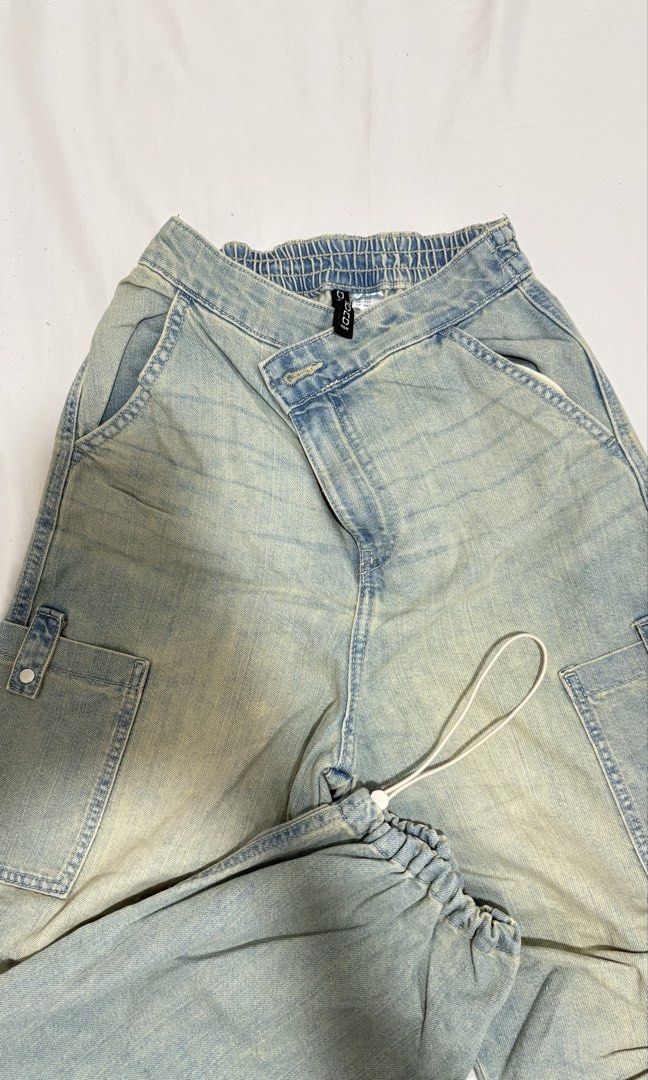H&M vintage jeans (Category: Jeans) located in Taguig. Submitted by krizy_makeyl (Listing ID 1470407129, Image 1). Description: -GCASH only:> -buyer will book the LALAMOVE thanks!.