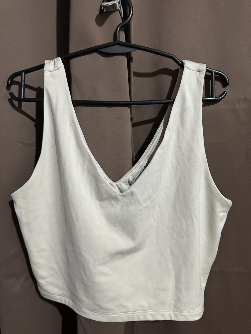H&M White Crop Top Tank (Category: Sleeveless) located in Calamba. Submitted by itsyan (Listing ID 1470359589, Image 2). Description: ❗️used only once.