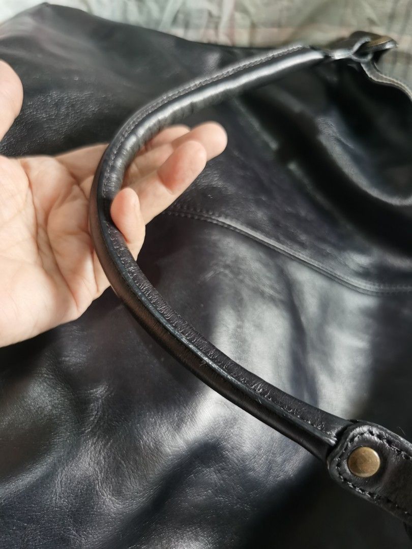 HOBO BAG (Category: Shoulder Bags) located in Bacolod City. Submitted by mzb06 (Listing ID 1470389194, Image 3). Description: HOBO STYLE, SOFT GENUINE LEATHER MATERIAL, CLEAN INNER LINING, MEDIUM IN SIZE. EXCELLENT CONDITION. DETAILED PICTURES POSTED FOR REFERENCE..