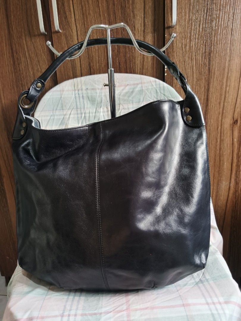 HOBO BAG (Category: Shoulder Bags) located in Bacolod City. Submitted by mzb06 (Listing ID 1470389194, Image 1). Description: HOBO STYLE, SOFT GENUINE LEATHER MATERIAL, CLEAN INNER LINING, MEDIUM IN SIZE. EXCELLENT CONDITION. DETAILED PICTURES POSTED FOR REFERENCE..