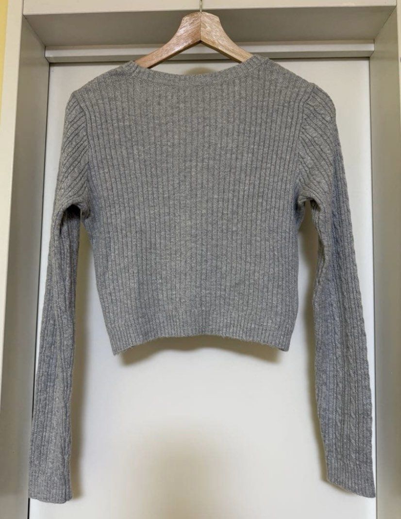 Hollister knitted cardigan (Category: Longsleeves) located in Quezon City. Submitted by ra1diance (Listing ID 1470553918, Image 2). Description: -minimal stain on the right sleeve -xs on tag can fit up to m -dm for more pics .