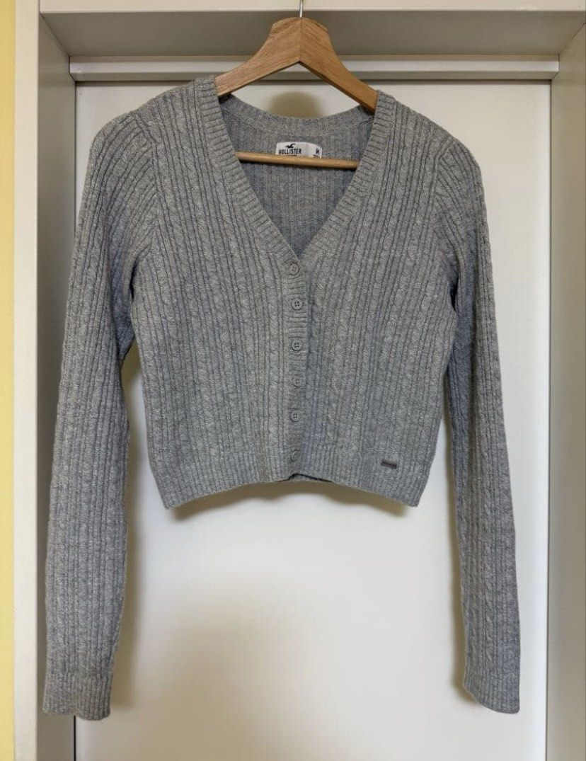 Hollister knitted cardigan (Category: Longsleeves) located in Quezon City. Submitted by ra1diance (Listing ID 1470553918, Image 1). Description: -minimal stain on the right sleeve -xs on tag can fit up to m -dm for more pics .