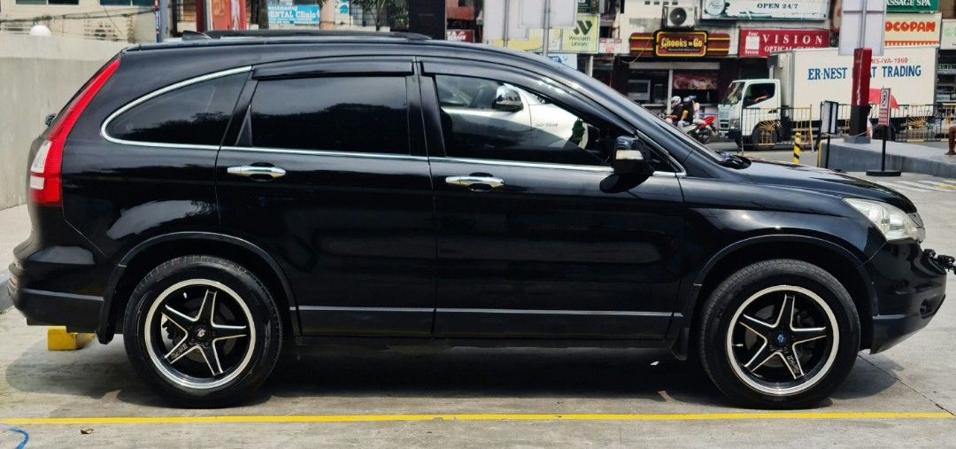 Honda CR-V 2.4 (A) (Category: Used Cars) located in Manila. Submitted by oddcrystal_43cdc4 (Listing ID 1470400398, Image 1). Description: 2010 Honda crv 2.4 four wheeldrive Autofold side mirror Shiny paint Orig paint No bannga/ not flooded Walang sakit sa ulo Ready for long drive Clean papers 18 mags thick tires No leaks Ice cold ac.
