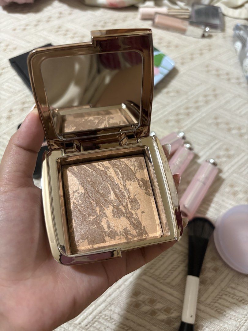 Hourglass Ambient Powdered Bronzer (Category: Makeup) located in Pasay City. Submitted by keynbloom (Listing ID 1470516370, Image 1). Description: almost new shade: nude bronze light full size.