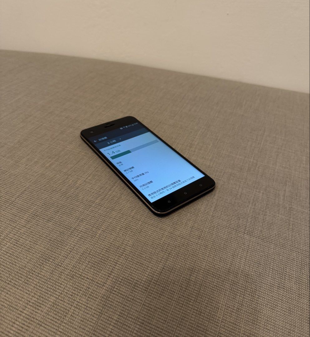 由 hsiangcih1215 (刊登 ID 1464505997，圖片 2) 提交，位於 新北市 (New Taipei) 的 HTC ✨ Desire 10 pro 5.5吋八核美型機 4G/64G 鐳雕金邊/指紋辨識 (類別：Android 安卓其他)，說明：📐 規格：螢幕 5.5 吋 FHD (1920×1080) / 記憶體 4GB RAM + 64GB 儲存空間/附後置指紋辨識、3.5mm耳機孔 / 單機無盒 ✓ HTC 經典 Art Deco 美學之作！奢華黑金配色＋3D 鐳雕金屬線條，外觀極具辨識度 ✓ 4GB RAM + 64GB ROM 大容量規格（系統顯示 3.7GB 運行流暢），日常操作順暢不卡頓 ✓ 5.5 吋 Full HD 1080P 康寧大猩猩平面大螢幕，色彩鮮艷清晰，長輩看字、追劇不吃力 ✓ 後置極速指紋辨識感應器，輕觸秒解鎖，亦支援指紋觸控自拍 ✓ 2000 萬畫素 BSI 主鏡頭＋雷射自動對焦，拍照清晰；保留 3.5mm 耳機孔，聽音樂超方便 ✓ 