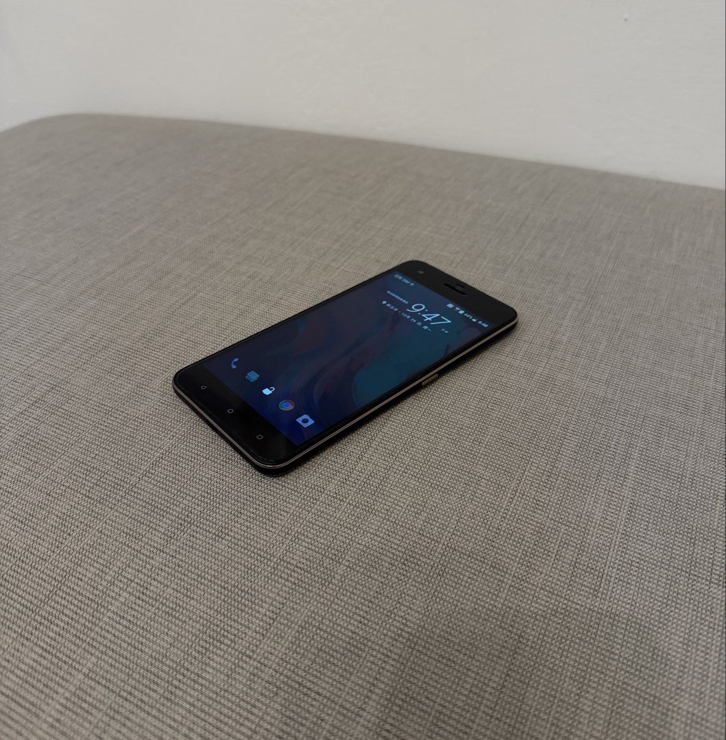 由 hsiangcih1215 (刊登 ID 1464505997，圖片 1) 提交，位於 新北市 (New Taipei) 的 HTC ✨ Desire 10 pro 5.5吋八核美型機 4G/64G 鐳雕金邊/指紋辨識 (類別：Android 安卓其他)，說明：📐 規格：螢幕 5.5 吋 FHD (1920×1080) / 記憶體 4GB RAM + 64GB 儲存空間/附後置指紋辨識、3.5mm耳機孔 / 單機無盒 ✓ HTC 經典 Art Deco 美學之作！奢華黑金配色＋3D 鐳雕金屬線條，外觀極具辨識度 ✓ 4GB RAM + 64GB ROM 大容量規格（系統顯示 3.7GB 運行流暢），日常操作順暢不卡頓 ✓ 5.5 吋 Full HD 1080P 康寧大猩猩平面大螢幕，色彩鮮艷清晰，長輩看字、追劇不吃力 ✓ 後置極速指紋辨識感應器，輕觸秒解鎖，亦支援指紋觸控自拍 ✓ 2000 萬畫素 BSI 主鏡頭＋雷射自動對焦，拍照清晰；保留 3.5mm 耳機孔，聽音樂超方便 ✓ 
