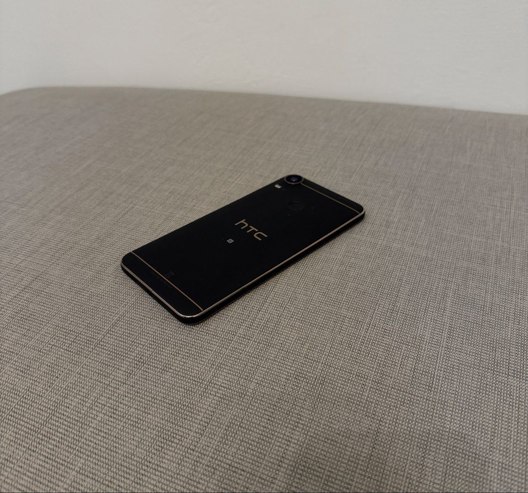 由 hsiangcih1215 (刊登 ID 1464505997，圖片 3) 提交，位於 新北市 (New Taipei) 的 HTC ✨ Desire 10 pro 5.5吋八核美型機 4G/64G 鐳雕金邊/指紋辨識 (類別：Android 安卓其他)，說明：📐 規格：螢幕 5.5 吋 FHD (1920×1080) / 記憶體 4GB RAM + 64GB 儲存空間/附後置指紋辨識、3.5mm耳機孔 / 單機無盒 ✓ HTC 經典 Art Deco 美學之作！奢華黑金配色＋3D 鐳雕金屬線條，外觀極具辨識度 ✓ 4GB RAM + 64GB ROM 大容量規格（系統顯示 3.7GB 運行流暢），日常操作順暢不卡頓 ✓ 5.5 吋 Full HD 1080P 康寧大猩猩平面大螢幕，色彩鮮艷清晰，長輩看字、追劇不吃力 ✓ 後置極速指紋辨識感應器，輕觸秒解鎖，亦支援指紋觸控自拍 ✓ 2000 萬畫素 BSI 主鏡頭＋雷射自動對焦，拍照清晰；保留 3.5mm 耳機孔，聽音樂超方便 ✓ 