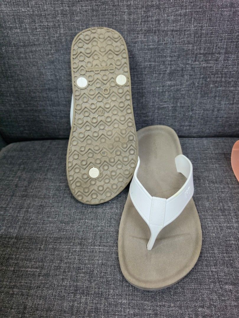 Hush Puppies Slippers (Category: Slippers & Slides) located in General Trias. Submitted by rb_collezione (Listing ID 1470411045, Image 3). Description: Hush Puppies Slippers.