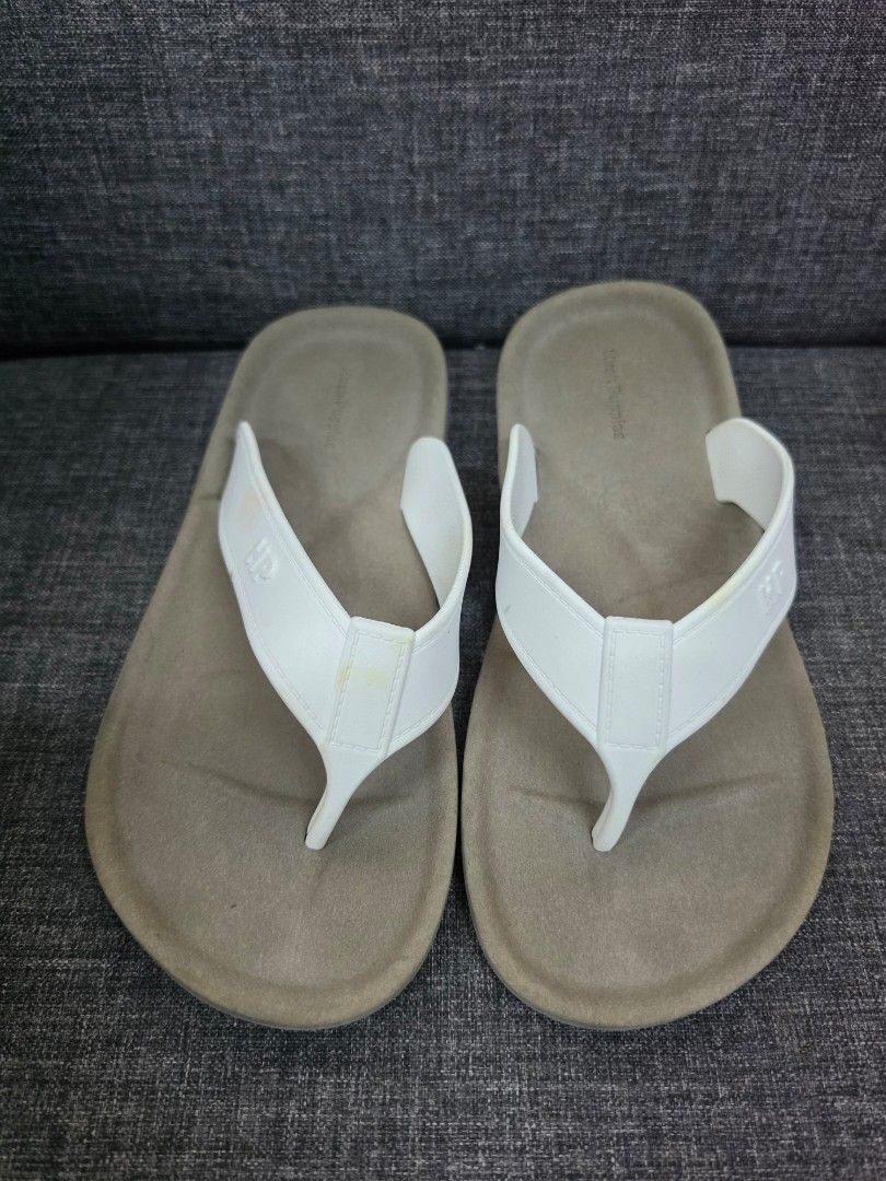 Hush Puppies Slippers (Category: Slippers & Slides) located in General Trias. Submitted by rb_collezione (Listing ID 1470411045, Image 1). Description: Hush Puppies Slippers.