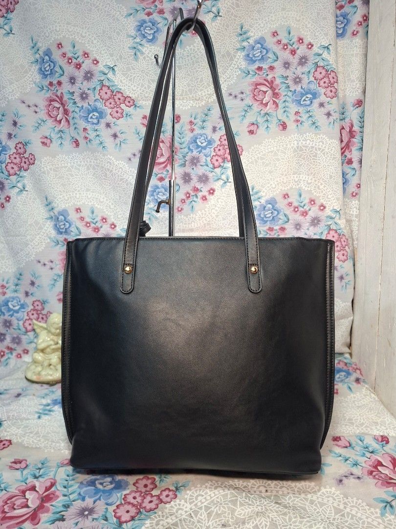 HUSH PUPPIES TOTE BAG (Category: Tote Bags) located in General Mariano Alvarez. Submitted by adonid (Listing ID 1470554235, Image 2). Description: GOOD CONDITION ORIGINAL HUSH PUPPIES TOTE BAG NORMAL SIGN OF USAGE ONLY.