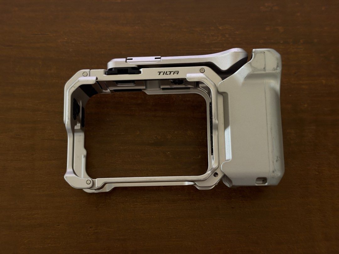 Insta360 Ace Pro 2/Ace Pro Xplorer Grip Kit (Category: Cameras) located in Manila. Submitted by alyannaross (Listing ID 1470404806, Image 1). Description: Authentic Insta360 Tilta aluminum camera cage designed for Insta360 Ace Pro 1/2 action cameras Bought 2025 RFS: Broke my ace pro2, can’t use this anymore Built-in top cold shoe mount for microphones or lights Convenient side battery door opening for quick swaps Secure quick-release mechanism wi