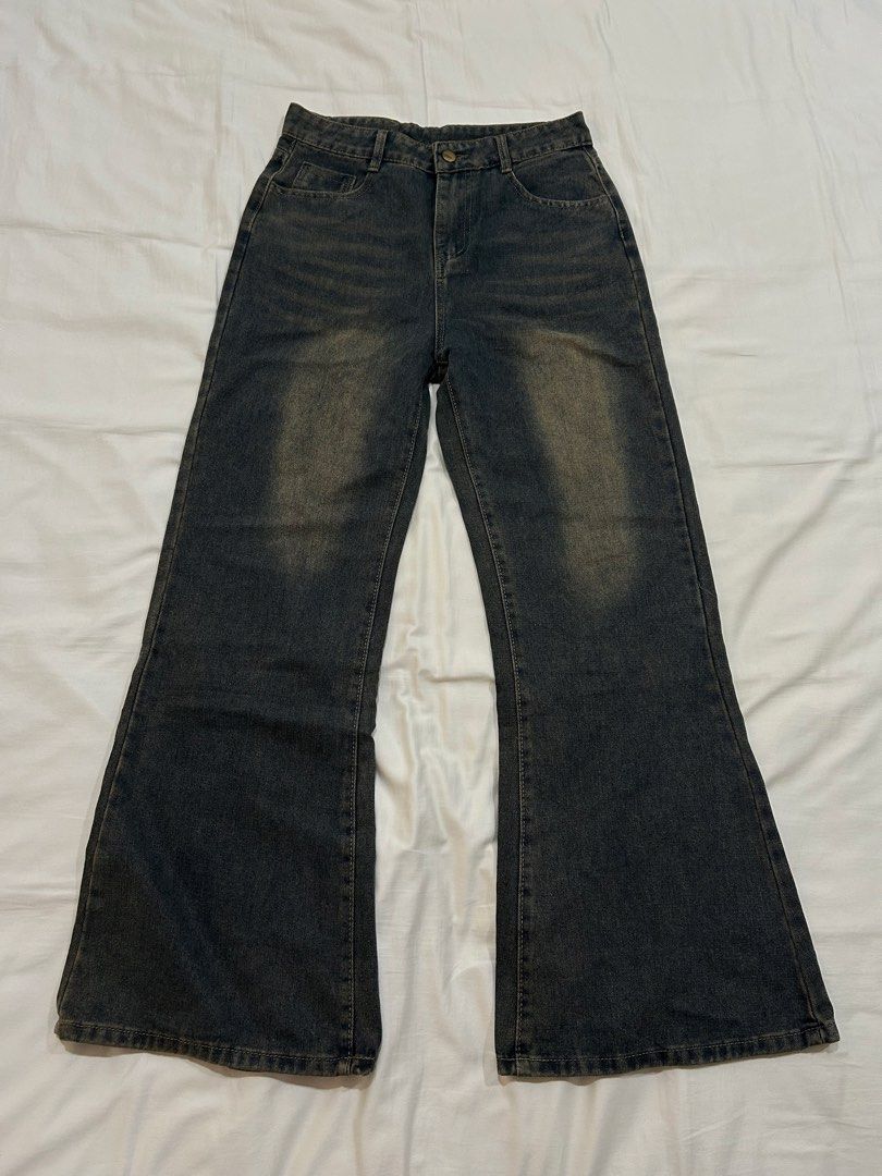 intage Wash Flared Denim Jeans (Category: Jeans) located in Quezon City. Submitted by christianramirez (Listing ID 1470426771, Image 1). Description: Waist: 29/30” Hip: 40.5” Length: 41” - Style: Flare cut leg - Waist: Mid-to-high rise with button closure and belt loops - Pockets: Two front and two back pockets Used only once for fitting..