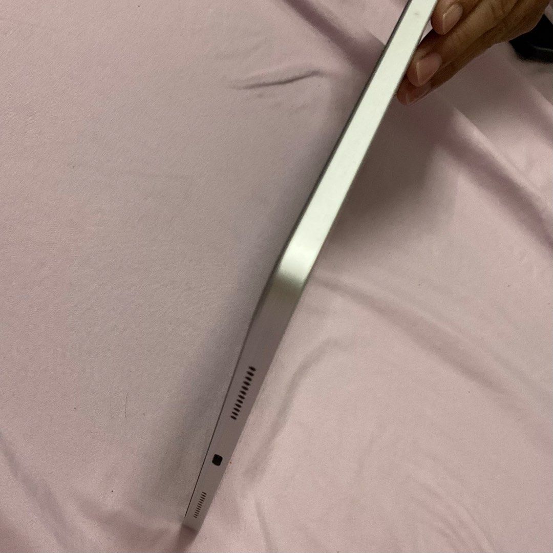 IPAD 10th GEN 64GB (Category: iPad) located in Manila. Submitted by happystar.0d9ddc (Listing ID 1470518735, Image 3). Description: IPAD 10TH GEN SILVER 64 GB MAKINIS, NO DENTS UNLI CHECK wala charger with box pa kaso may sulat kasama old case.