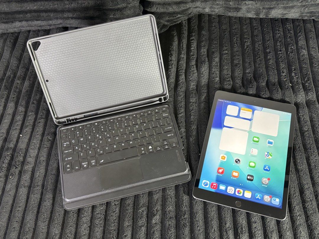 iPad 9th Gen 256gb WiFi+Celullar almost new (Category: iPad) located in Manila. Submitted by wildocean.ecaeaf (Listing ID 1470379779, Image 1). Description: FOR SELL: iPad 9th Gen 256gb WiFi+Cellular Price: 16,000 slightly nehi ✅No any issue kahit cosmetics walang issue, very functional since madalas lang magamit. ✅Almost new no dents and scratches ✅Smooth performance ✅Working front(with wide cam) and back cam ✅In great condition especially for s