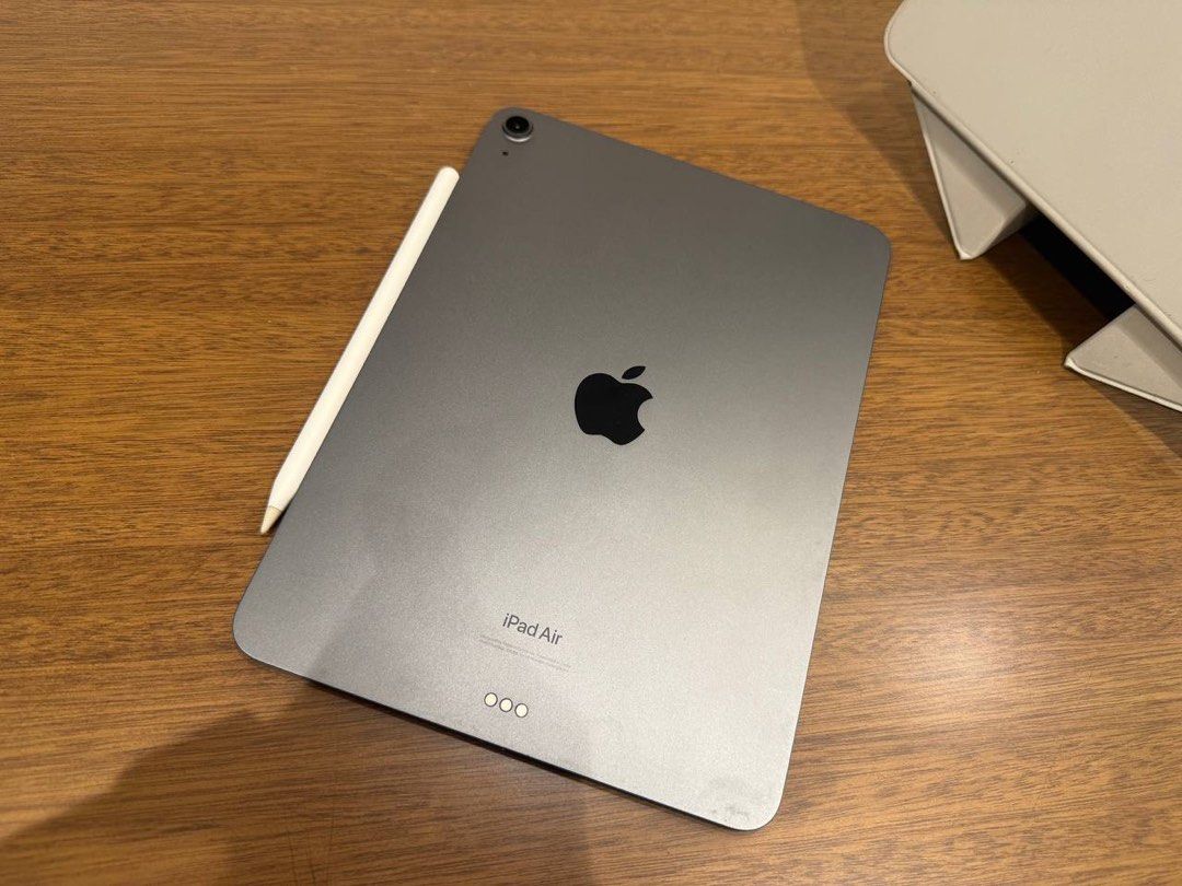 Ipad Air 5 64GB (Category: iPad) located in Pasig City. Submitted by abbynai (Listing ID 1470451279, Image 2). Description: For Sale! RUSH Ipad Air 5 M1 Chip 64GB Space Gray With free Apple Pencil 2 (bundle na) Unit is still in good condition both physically & performance With very minimal scratches (not noticeable in photos) Package comes with: Original box Original Charger brick & cable Apple Pencil 2 with original box Ipad + Pencil bundle for 