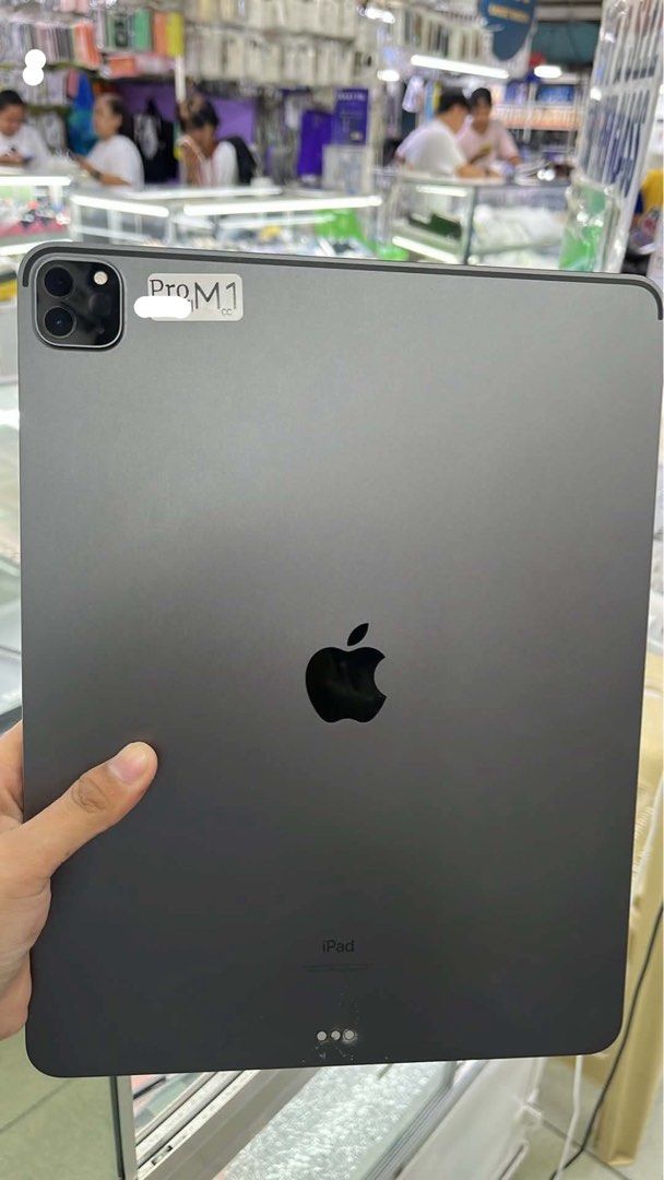 IPad pro m1 2tb (Category: iPad) located in Manila. Submitted by sahria (Listing ID 1470416556, Image 1). Description: FOR SALE: iPad Pro M1 13 inches WiFi 2TB SPECS: V 2TB Storage (pinakamataas!) V M1 Chip - super bilis V 13 inches - WiFi V All working, passcode working ISSUE: X No Face ID × Minor scratches lang sa labas (normal sa second hand), pero kinis pa rin loob Check video na lang for actual condition. PM sa discount ! Open for meet-up sa