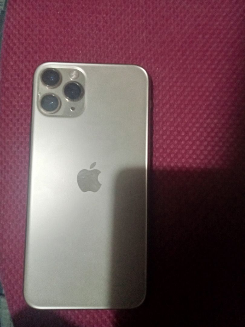 iPhone 11 pro (Category: iPhone 11 Series) located in San Pedro. Submitted by calmdog.66aaf1 (Listing ID 1470367746, Image 2). Description: - Model: iPhone 11 Pro - Color: Gold - Camera: Triple-lens rear camera system - Battery Health: 69% - Condition: Pre-owned, coverage expired, functioning display and body as seen in photos - Perfect for daily use or after battery replacement -everything works -replaced lcd screen with true tone - alot of scra